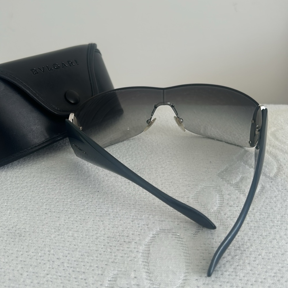 Sunglasses - Picture 3 of 5